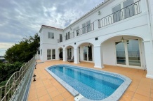 真鶴町岩 屋外プール付 海と空と白壁が映える3LDK+2S邸宅